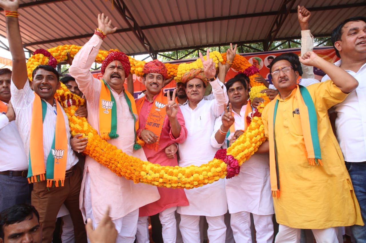 कोटपूतली विधानसभा क्षेत्र से भाजपा प्रत्याशी श्री हंसराज पटेल की नामांकन रैली में कर्नल राज्यवर्धन सिंह राठौड़ सहित बड़ी संख्या में पार्टी कार्यकर्ता एवं आमजन की उपस्थिति से साफ है कि प्रदेश में प्रचंड मतों से भाजपा की सरकार बनने जा रही है।  #आ_रही_है_भाज