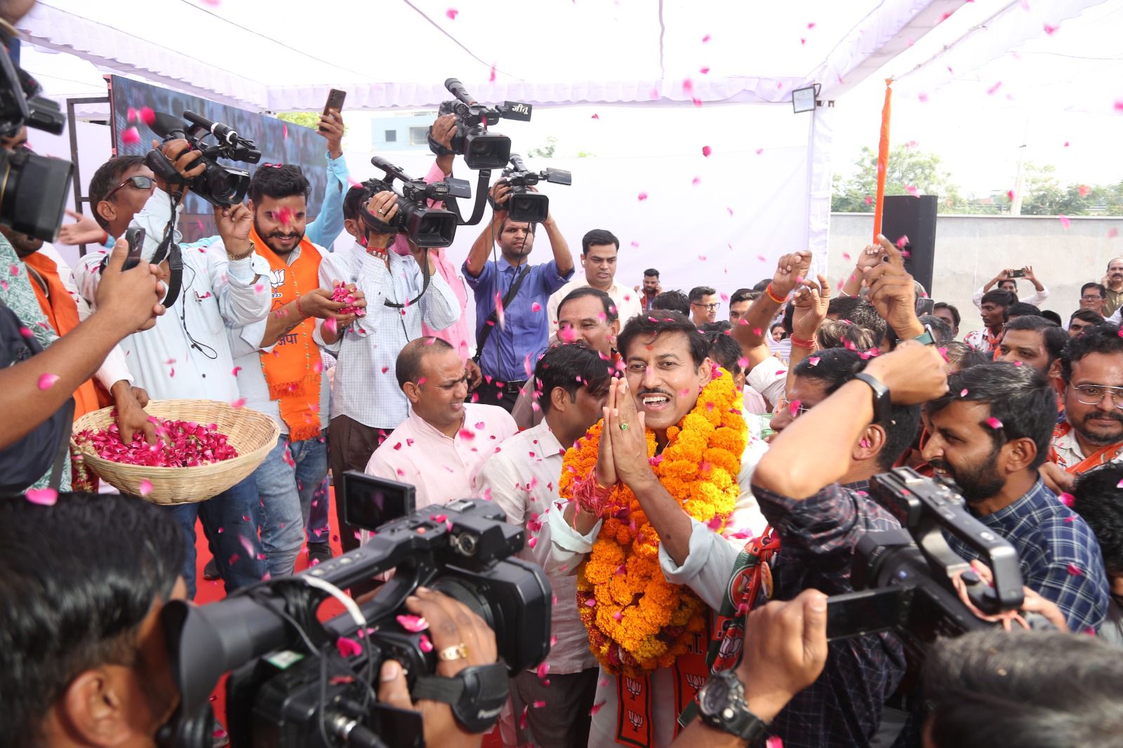 झोटवाड़ा विधानसभा क्षेत्र से भाजपा प्रत्याशी कर्नल राज्यवर्धन सिंह राठौड़ ने जनसंपर्क किया। जनसंपर्क में क्षेत्रवासियों का मिल रहा अभूतपूर्व स्नेह व समर्थन बता रहा है कि झोटवाड़ा में प्रचण्ड मतों से कमल खिलने जा रहा है। #आ_रही_है_भाजपा
