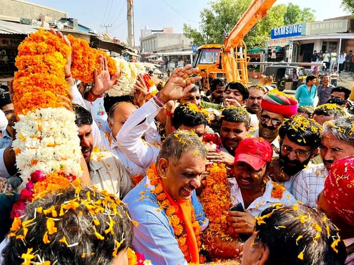 लोहवट विधानसभा क्षेत्र से भाजपा प्रत्याशी श्री गजेंद्रसिंह खिवसर की नामांकन रैली कार्यक्रम में शामिल केंद्रीय मंत्री श्री गजेंद्र सिंह शेखावत, भाजपा जोधपुर देहात उत्तर जिलाध्यक्ष श्री मनोहरलाल पालीवाल, पूर्व सांसद श्री जसवंत सिंह बिश्नोई सहित बड़ी संख्या 