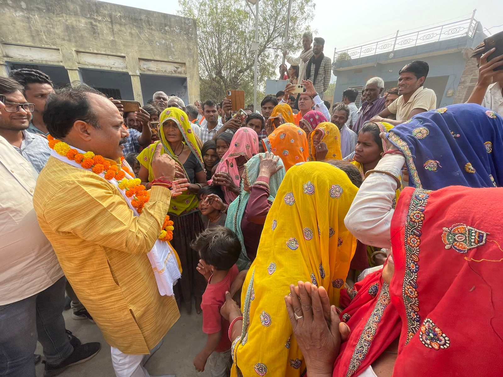 खण्डार विधानसभा क्षेत्र से भाजपा प्रत्याशी श्री जितेंद्र गोठवाल ने आज  कुशलपुर, इटावदा, गोठबिहारी, भेरुजी पाड़ा, संवास, काँछडा, बाणपुर में जनसंपर्क कर क्षेत्रवासियों से आगामी विधानसभा चुनाव में भाजपा को भारी मतों से विजयी बनाने हेतु अपील की। #राजस्थान_में_