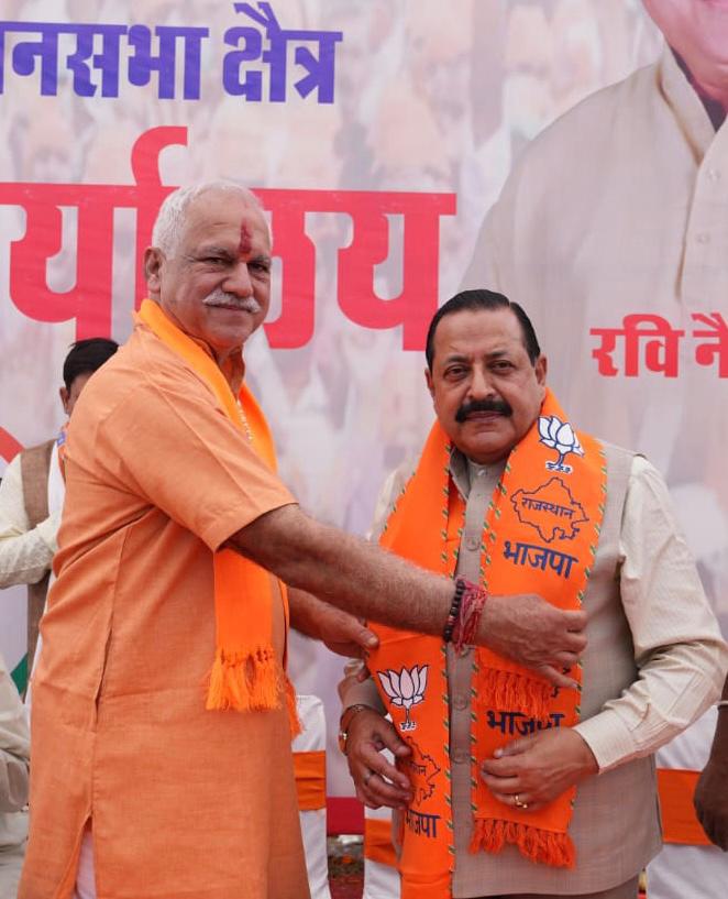 आज आदर्श नगर विधानसभा क्षेत्र के प्रधान कार्यालय में आयोजित बैठक में केंद्रीय मंत्री श्री जितेंद्र सिंह, जयपुर सांसद श्री रामचरण बोहरा, आदर्श नगर विधानसभा क्षेत्र के प्रत्याशी श्री रवि नैय्यर उपस्थित रहे। इस मौके पर आदर्श नगर विधानसभा क्षेत्र से कांग्रेस 
