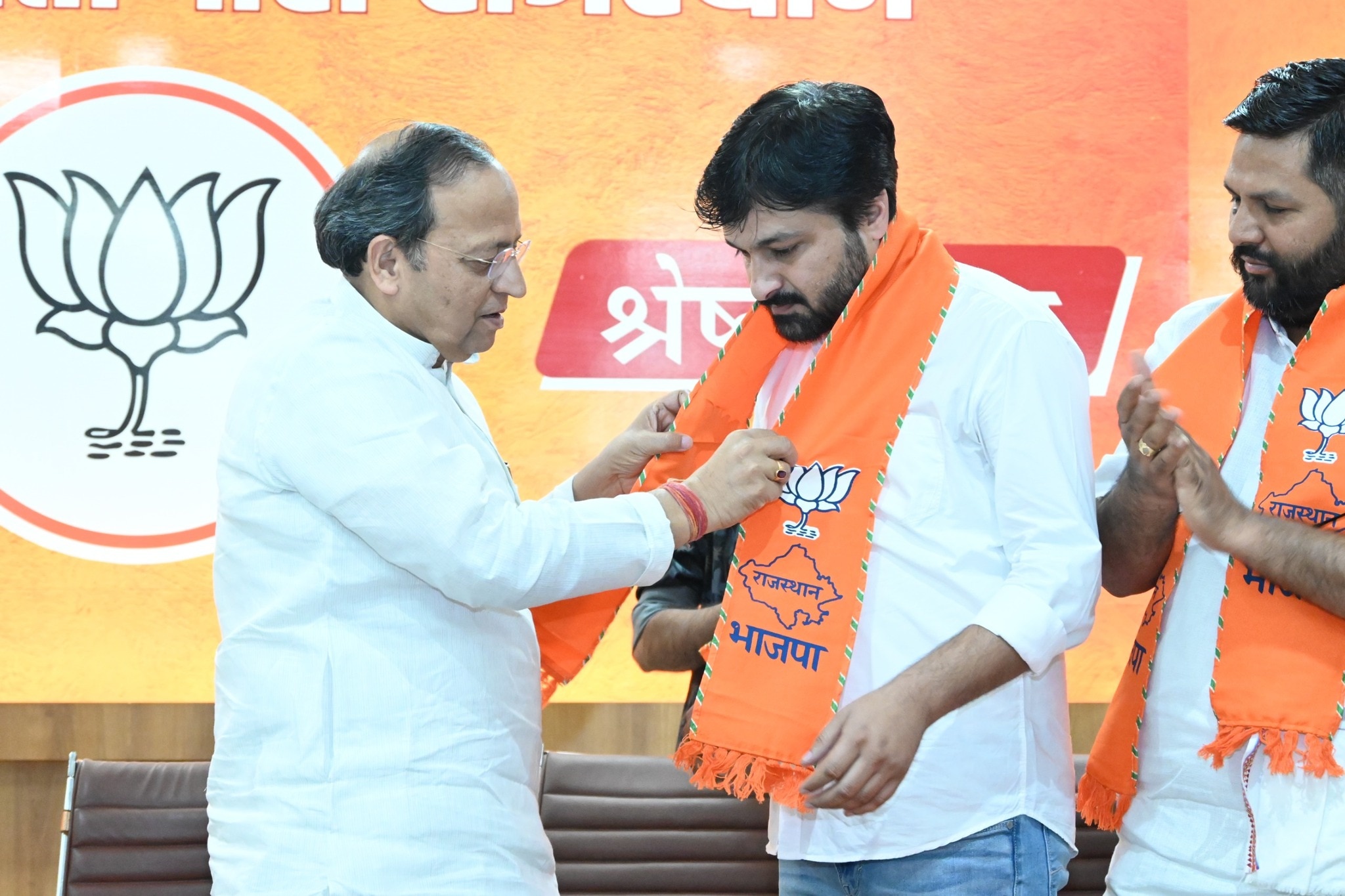 प्रधानमंत्री श्री नरेन्द्र मोदी की कार्यपद्धति एवं जन कल्याणकारी नीतियों से प्रभावित होकर आज  राजस्थान प्रदेश कांग्रेस कमेटी के  सदस्य श्री नवीन सिलू, राजस्थान विश्वविद्यालय के छात्र नेता श्री पारुल गोदारा, तारानगर पंचायत समिति के उप प्रधान श्री दिनेश सां