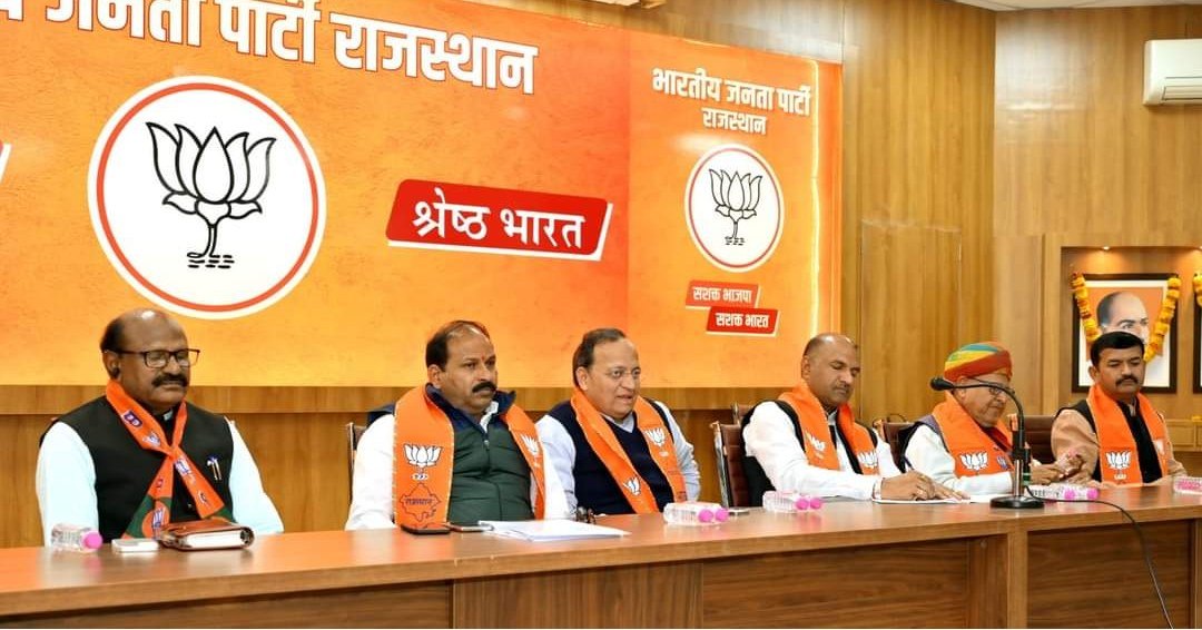 आज भाजपा प्रदेश कार्यालय में चुनाव प्रबंधन समिति के सदस्य और सहायक कार्यकर्ताओं की बैठक को भाजपा राष्ट्रीय महासचिव व प्रदेश प्रभारी श्री अरुण सिंह एवं प्रदेश अध्यक्ष श्री सी.पी. जोशी ने संबोधित कर सभी के अथक परिश्रम और समर्पण के लिए आभार व्यक्त किया।