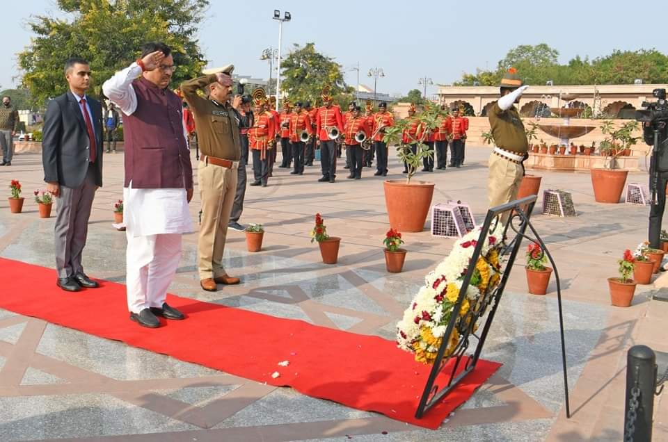 मुख्यमंत्री श्री भजनलाल शर्मा ने वर्ष 1971 के भारत-पाक युद्ध में भारत की ऐतिहासिक विजय के प्रतीक 'विजय दिवस' के अवसर पर आज जयपुर स्थित अमर जवान ज्योति पर पुष्प चक्र अर्पित कर अमर शहीदों को नमन किया।